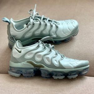 vapormax plus mica green